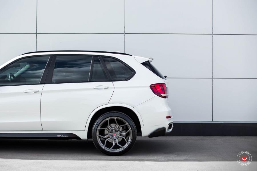 Детали экстерьера BMW X5 on Vossen Wheels (HC-3) 2017 года  (фото 16 из 22)